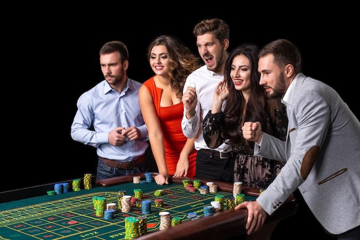 Pemain Texas Poker di gelastogel melakukan taruhan dengan chip dan kartu komunitas terlihat